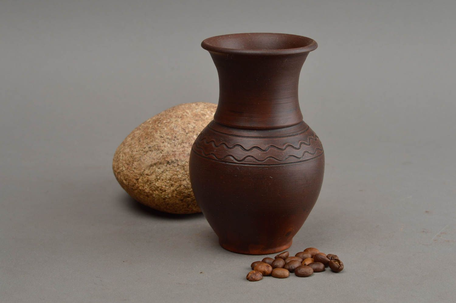 Petit vase en céramique stylé fait main avec ornements décoration d'intérieur photo 1