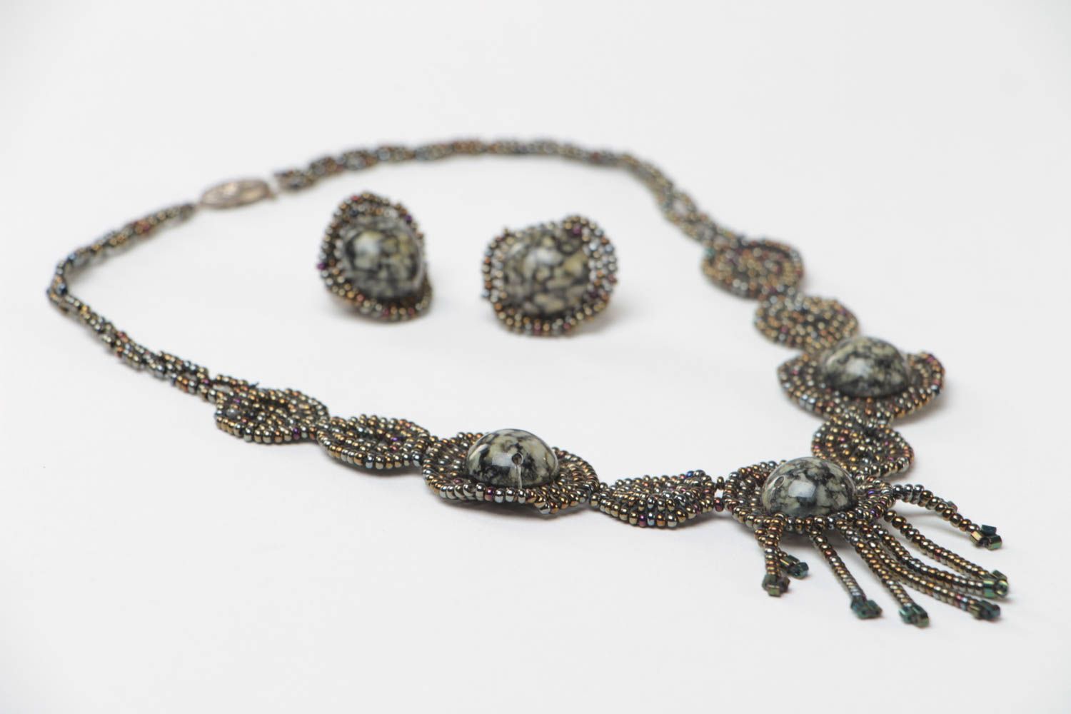 Boucles d'oreilles et collier artisanaux en perles de rocaille faits main photo 3
