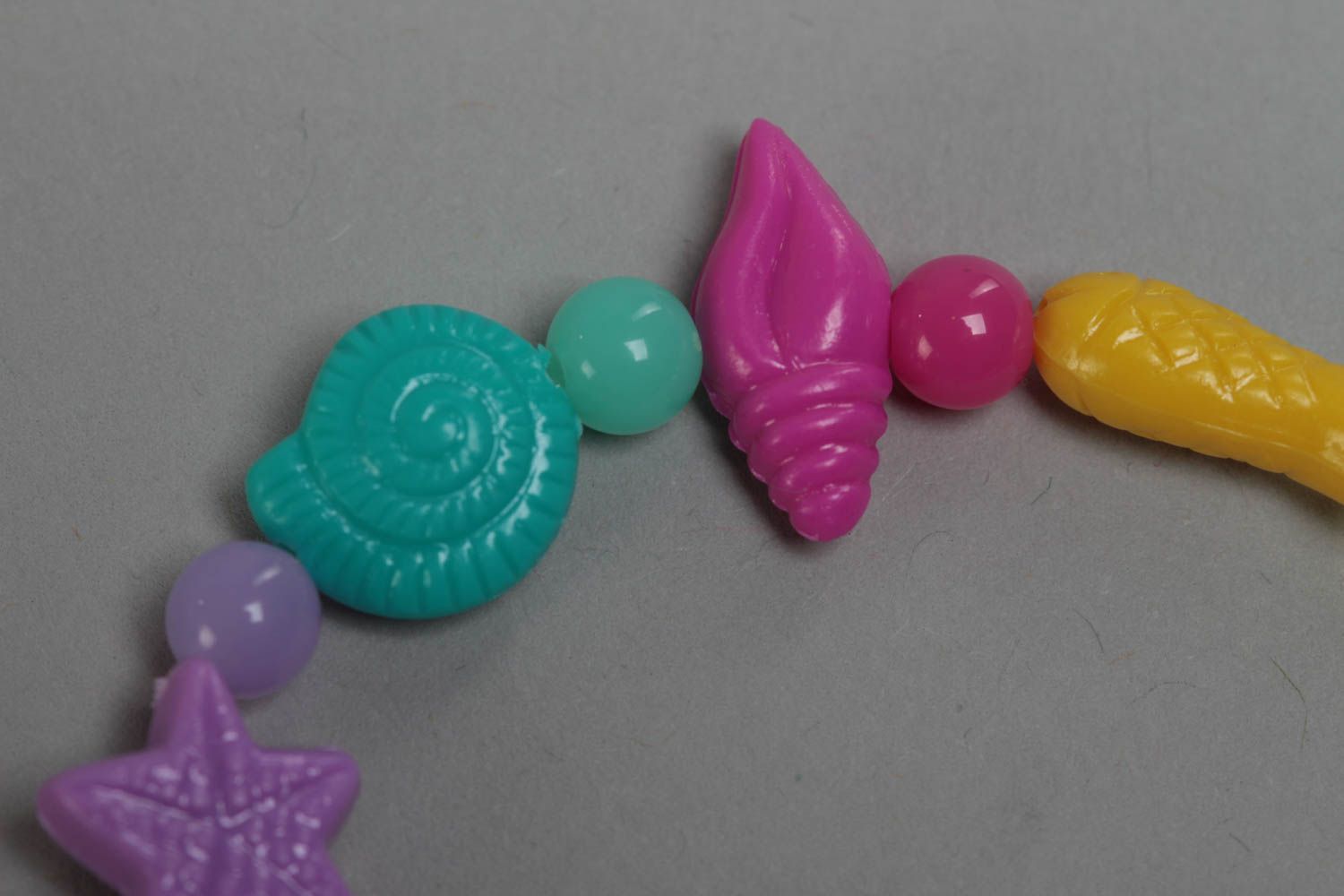 Pulsera de cuentas hecha a mano en goma con conchas de colores  foto 4