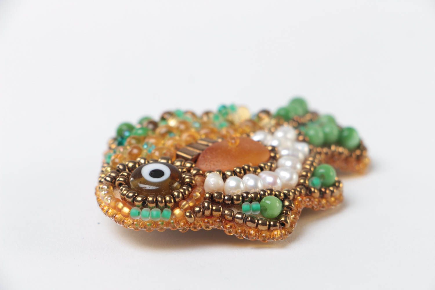 Broche artesanal con forma de pez bordado con abalorios y piedras naturales foto 3