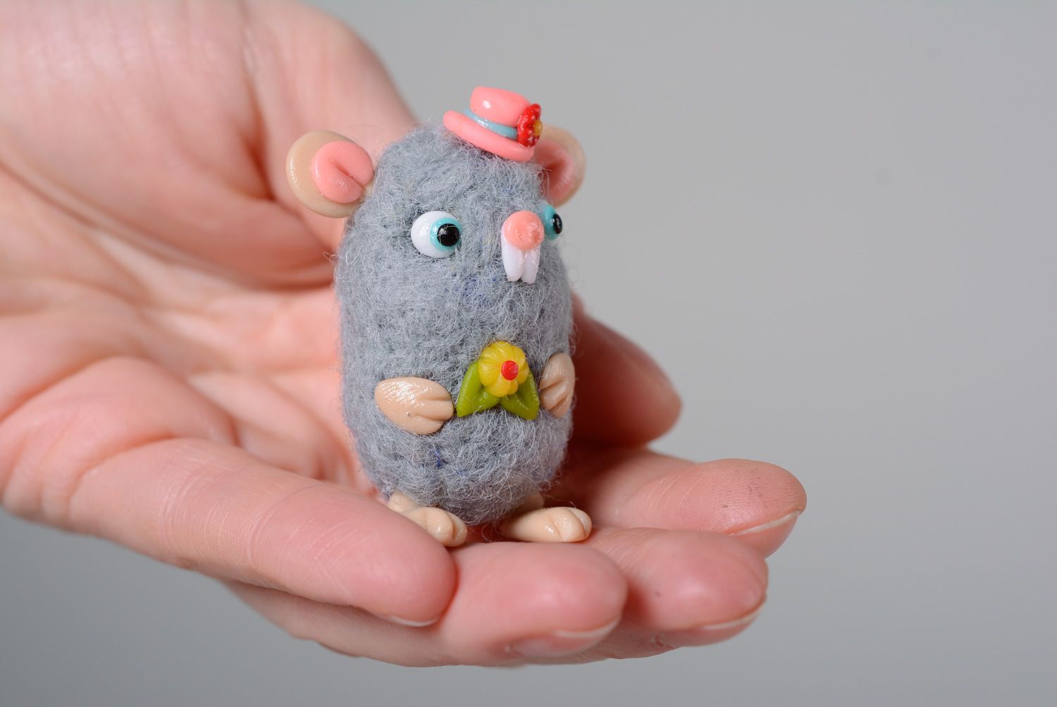 Figura en miniatura hecha a mano en técnica de fieltro  Niña rata foto 5