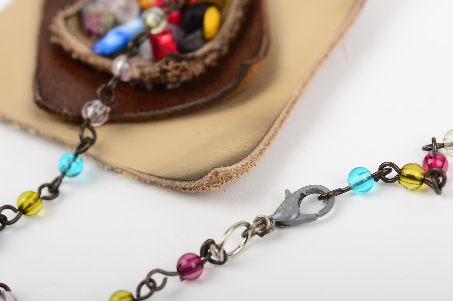 Кожаное колье подарок ручной работы массивное ожерелье с натуральными камнями фото 5