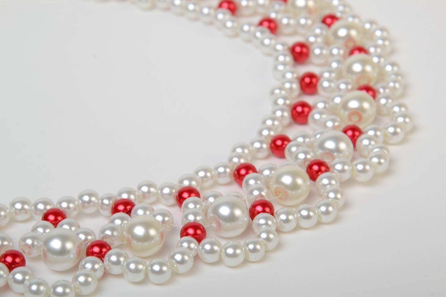 Collier en perles plastiques blanc rouge original accessoire fait main photo 4