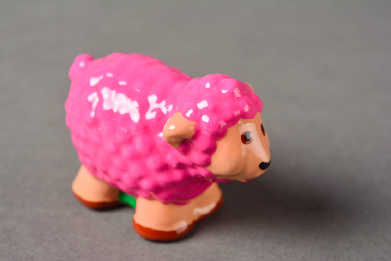 Statuetta in gesso fatta a mano figurina decorativa piccola pecorella rosa
 foto 3