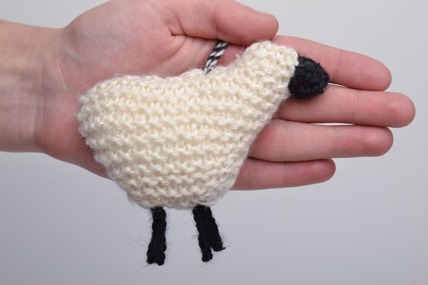 Doudou à suspendre mouton tricoté avec des aiguilles original déco fait main photo 5