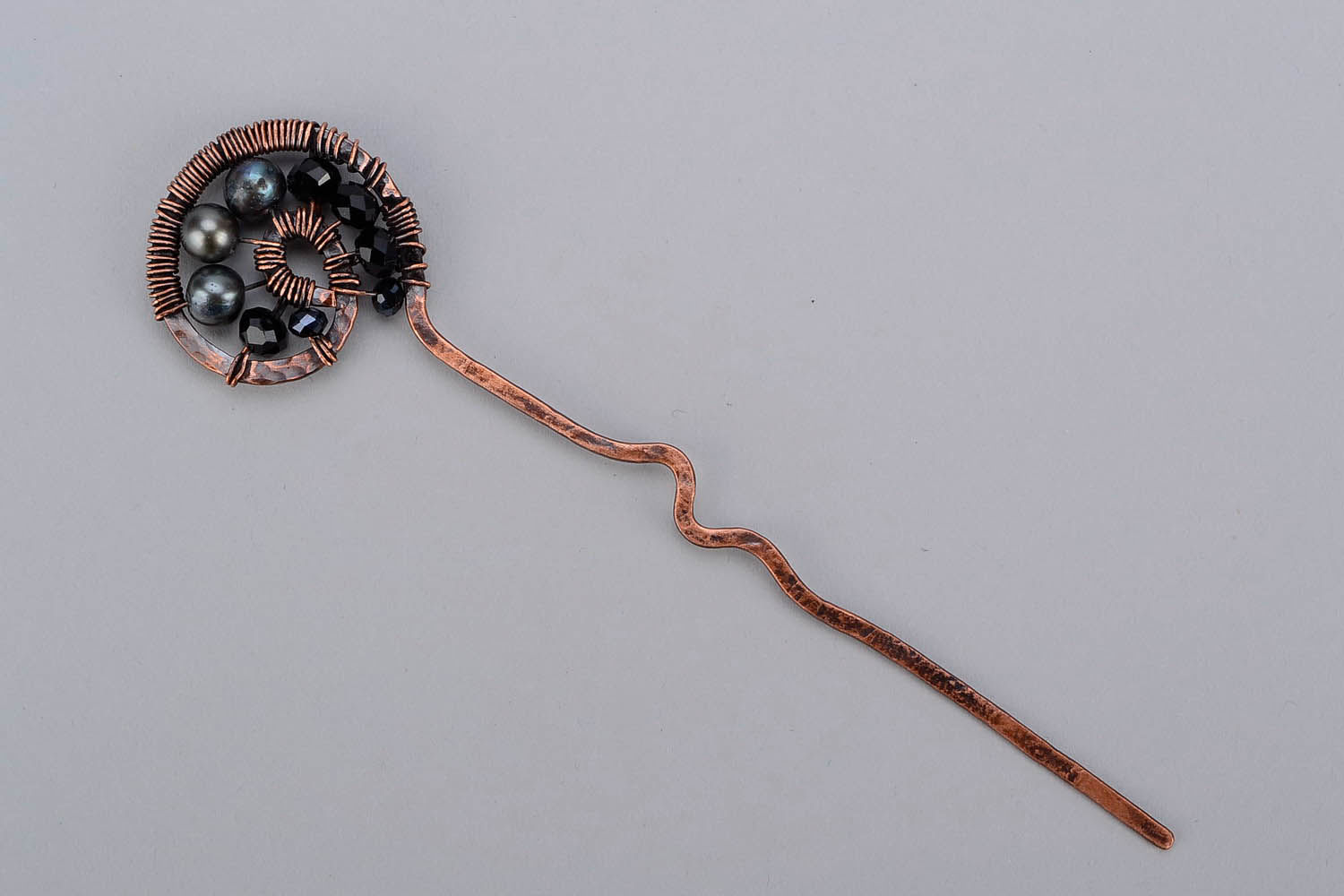 Haarnadel mit Kristall und schwarzen Perlen.  foto 4