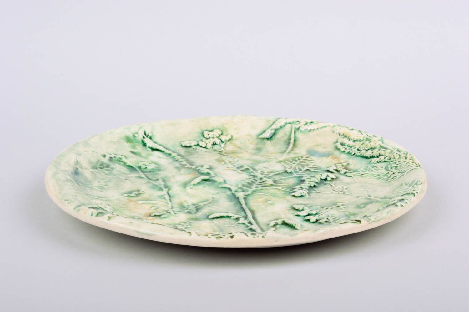 Авторская рельефная тарелка из белой глины с рисунком красивая ручная работа фото 4