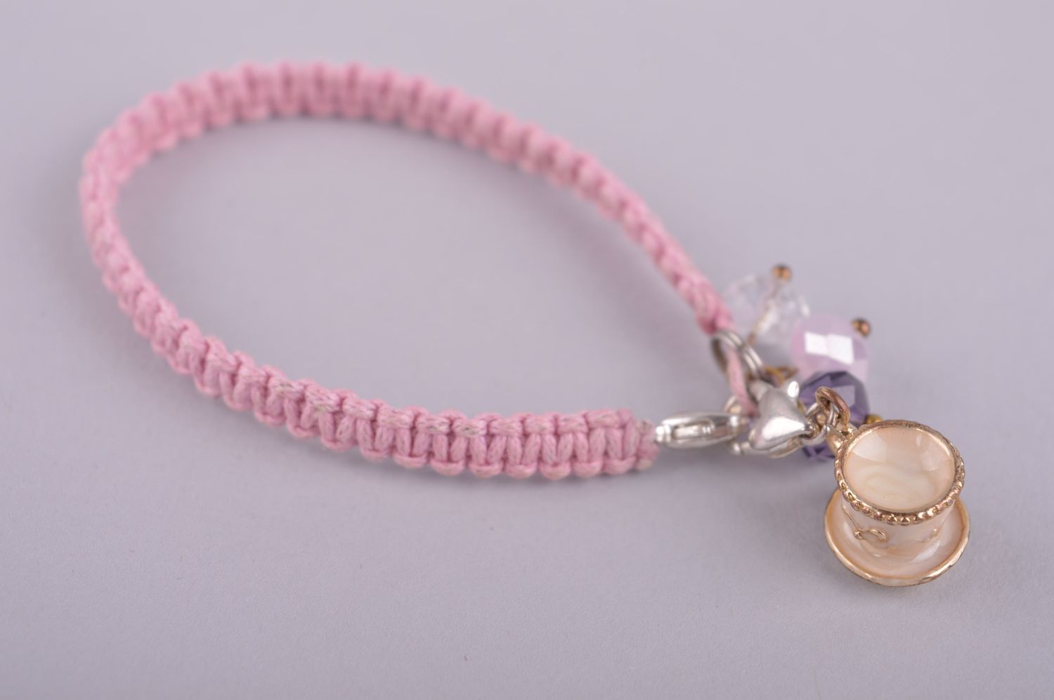 Браслет ручной работы браслет из шнурков плетеный браслет розовый с подвесками фото 2
