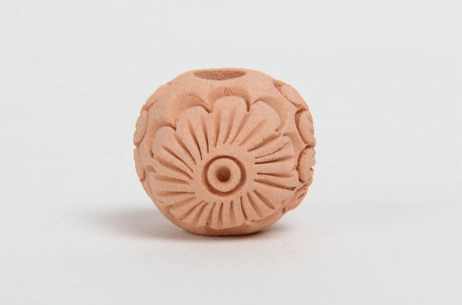 Красивая бусина из гончарной глины ручной работы с цветочным узором оригинальная фото 3