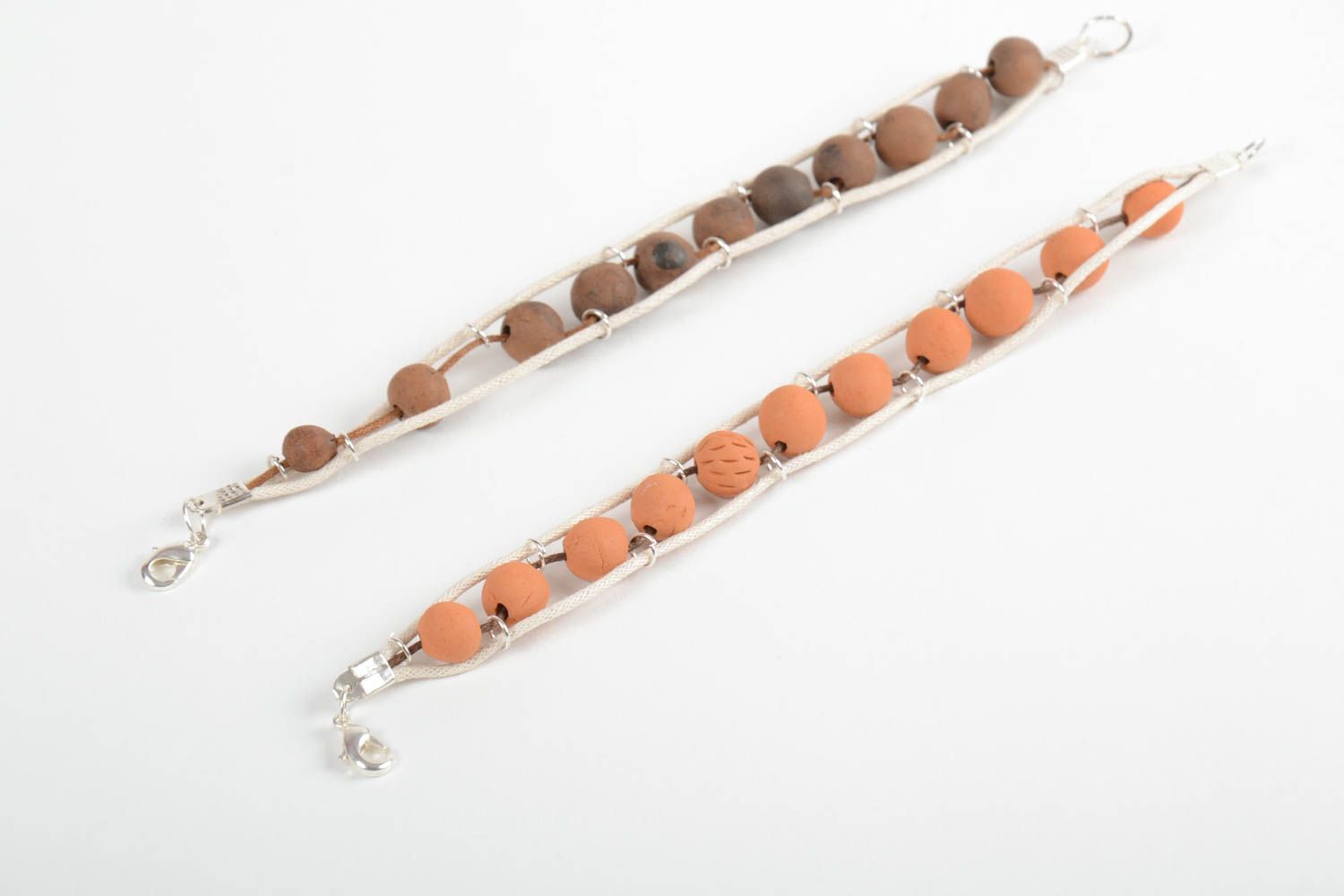 Глиняные браслеты ручной работы оригинального дизайна на вощеном шнурке 2 штуки фото 5