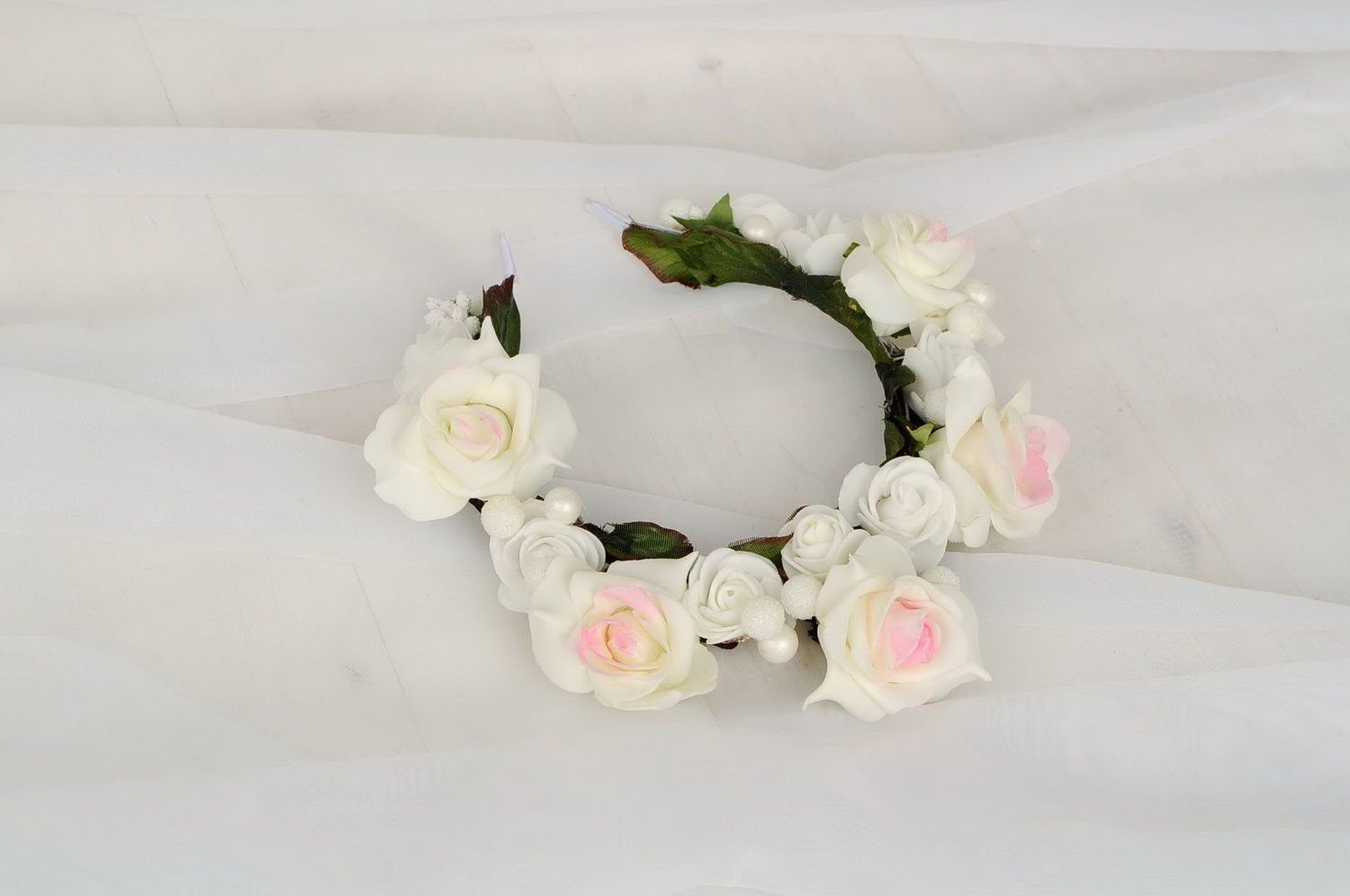 Ободок с искусственными белыми розами фото 4