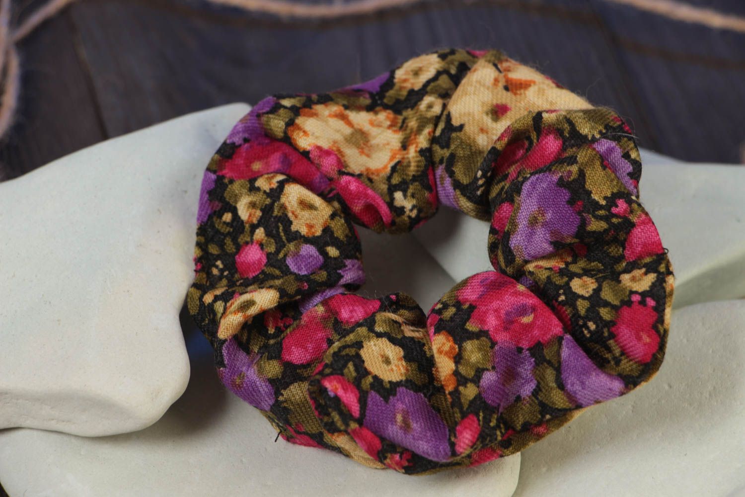 Chouchou à cheveux en tissu à motif floral multicolore original beau fait main photo 1