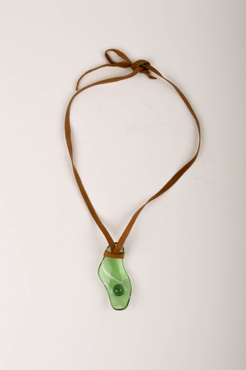 Pendentif en verre Bijou fait main vert sur lacet en cuir Accessoire femme photo 3
