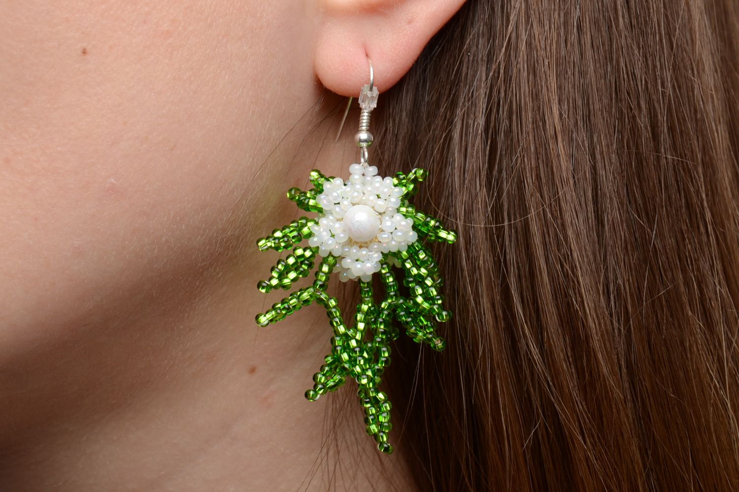 Boucles d'oreilles en perles de rocaille vertes et blanches faites main fleurs  photo 2