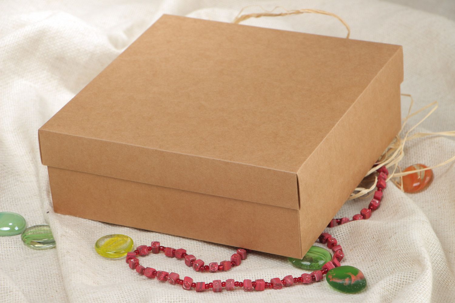 Petite boîte en carton brune carrée pour cadeaux faite main élégante recherchée  photo 1