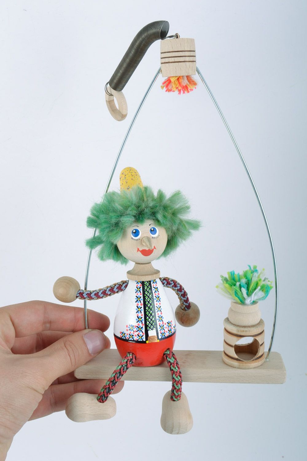 Оригинальная экологически чистая деревянная кукла на лавочке Мальчик хэнд мэйд фото 2