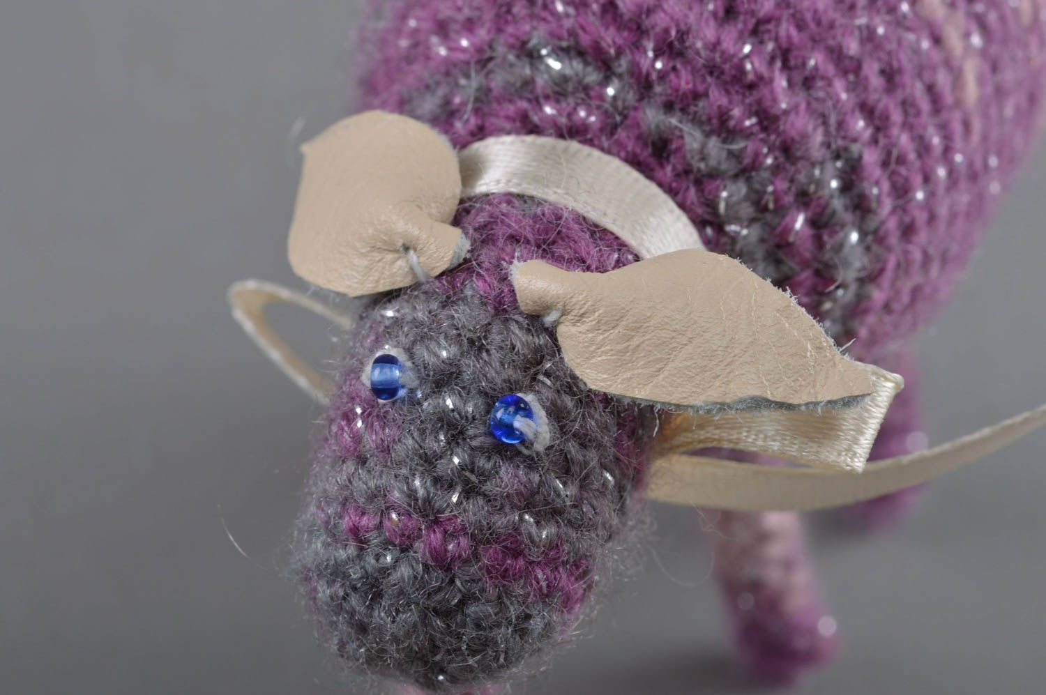 Jouet tricoté en fils acryliques et de laine fait main pour enfant Mouton violet photo 2