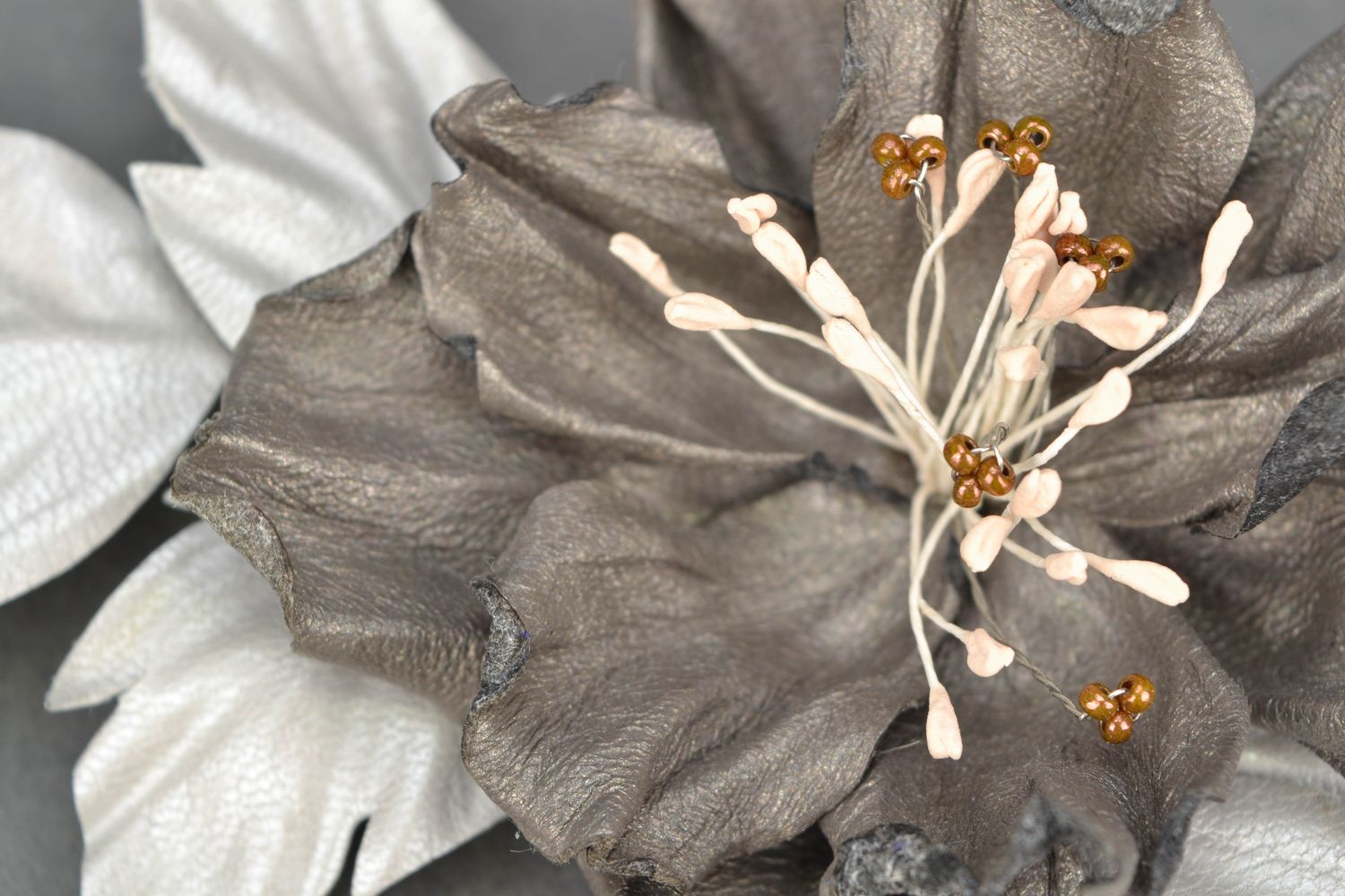 Broche en cuir faite main en forme de fleur  photo 3