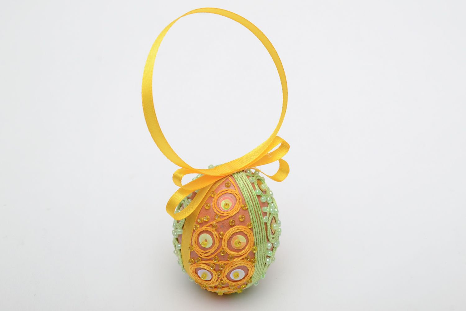 Huevo de Pascua pintado con cintas y abalorios foto 3