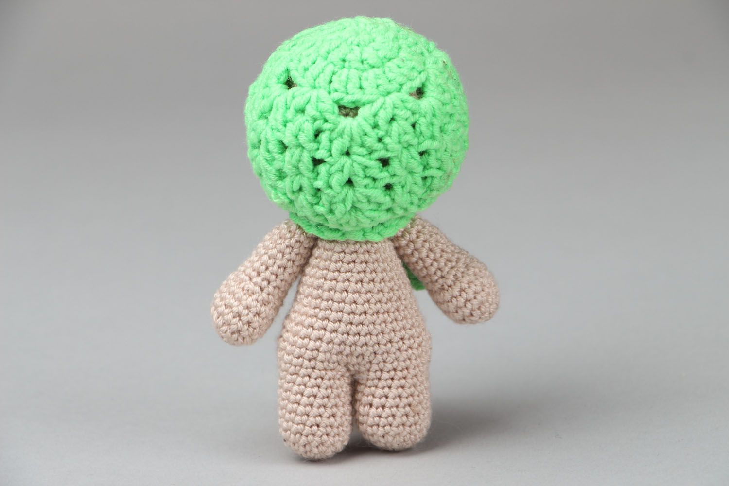Вязаная игрушка Человечек в зеленой шапке фото 3