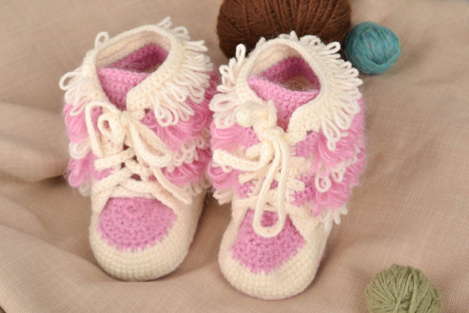 Chaussons bébé fait main tricotés au crochet blanc-rose Chaussures bébé photo 1