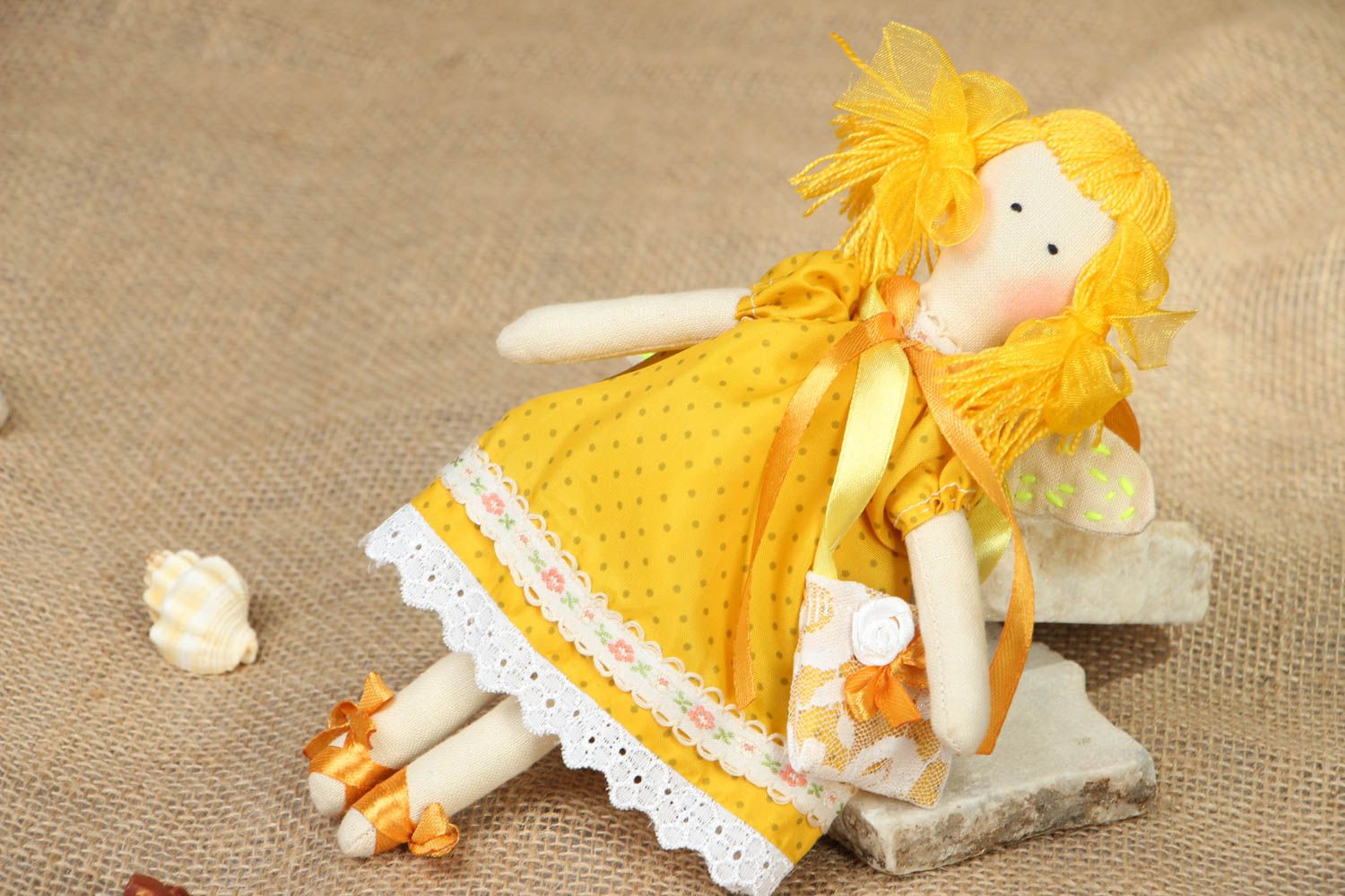 Muñeca de tela hecha a mano con vestido amarillo foto 5