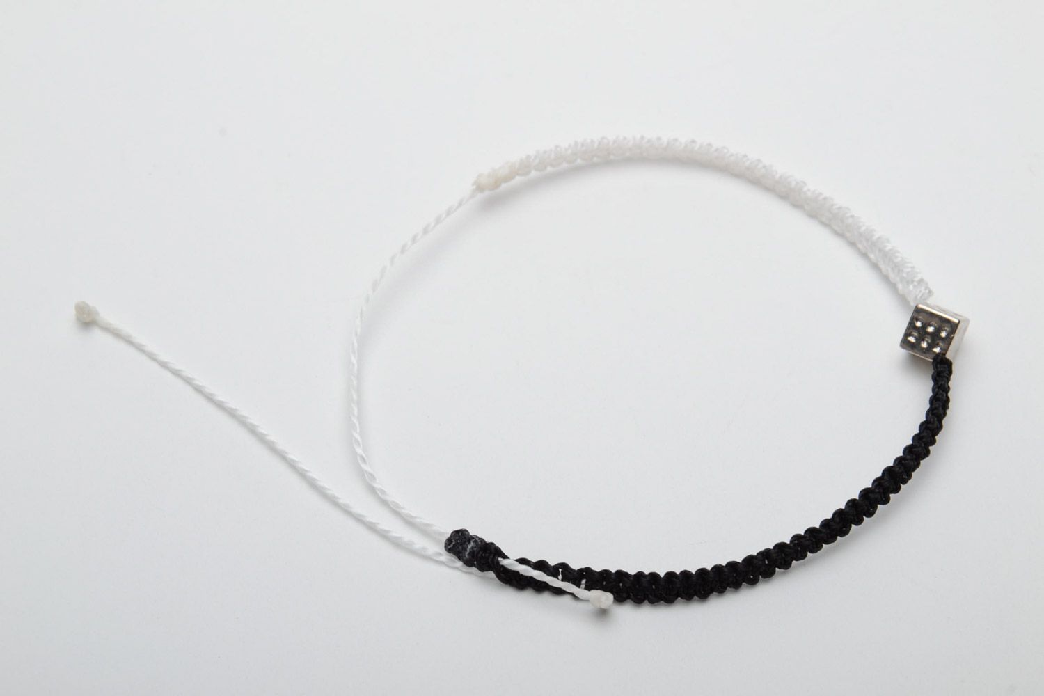 Bracelet en nylon étroit noir et blanc fait main original technique macramé photo 4