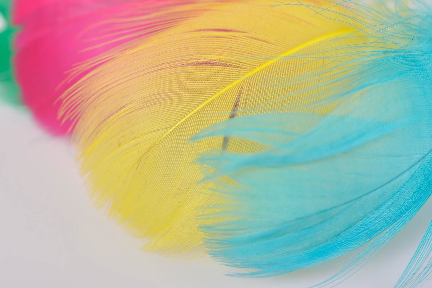 Оригинальные серьги из разноцветных перьев ручной работы красивые яркие фото 3