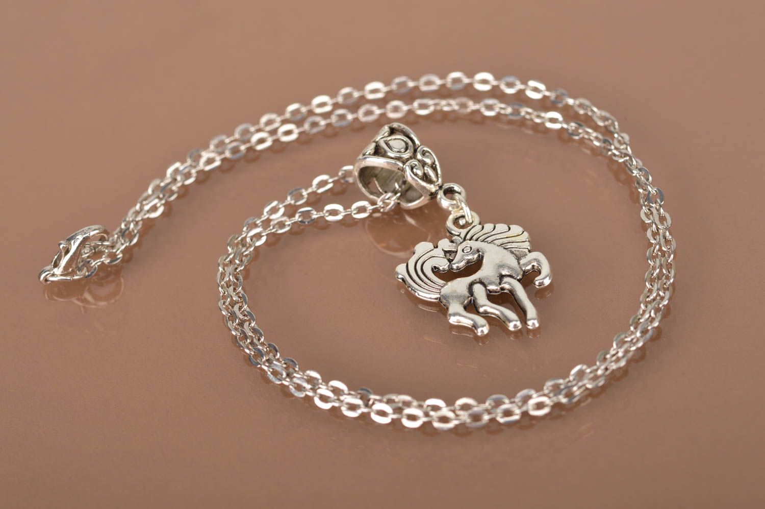 Pendentif en métal Bijoux fait main forme cheval Accessoire femme avec chaîne photo 4