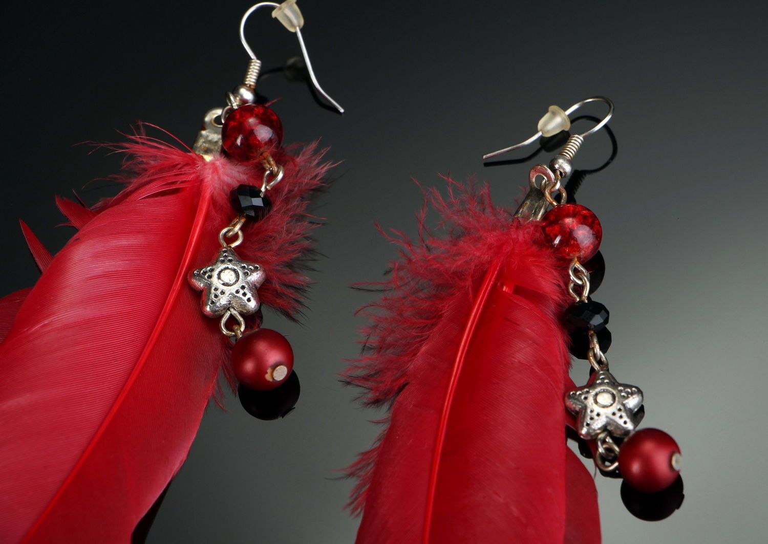 Boucles d'oreilles avec plumes rouges et cristaux  photo 3