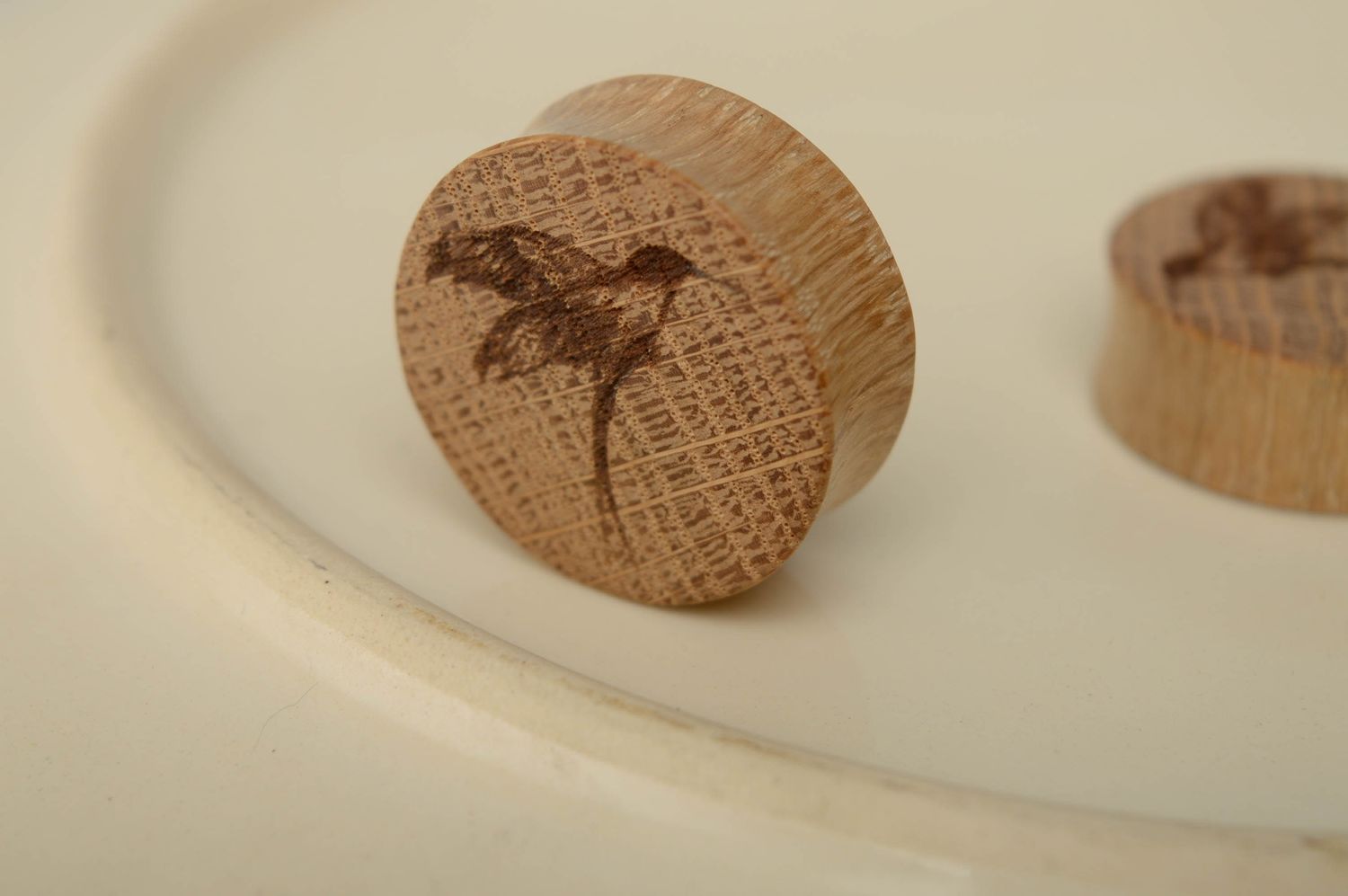 Tapones para orejas de madera con grabado con forma de pájaros  foto 2