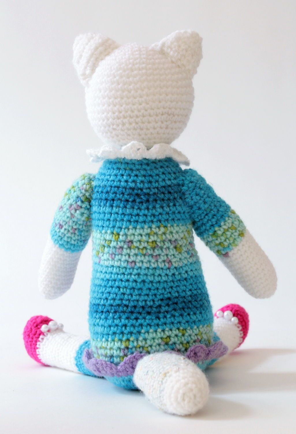 Jouet mou tricoté en forme de chat en robe photo 3