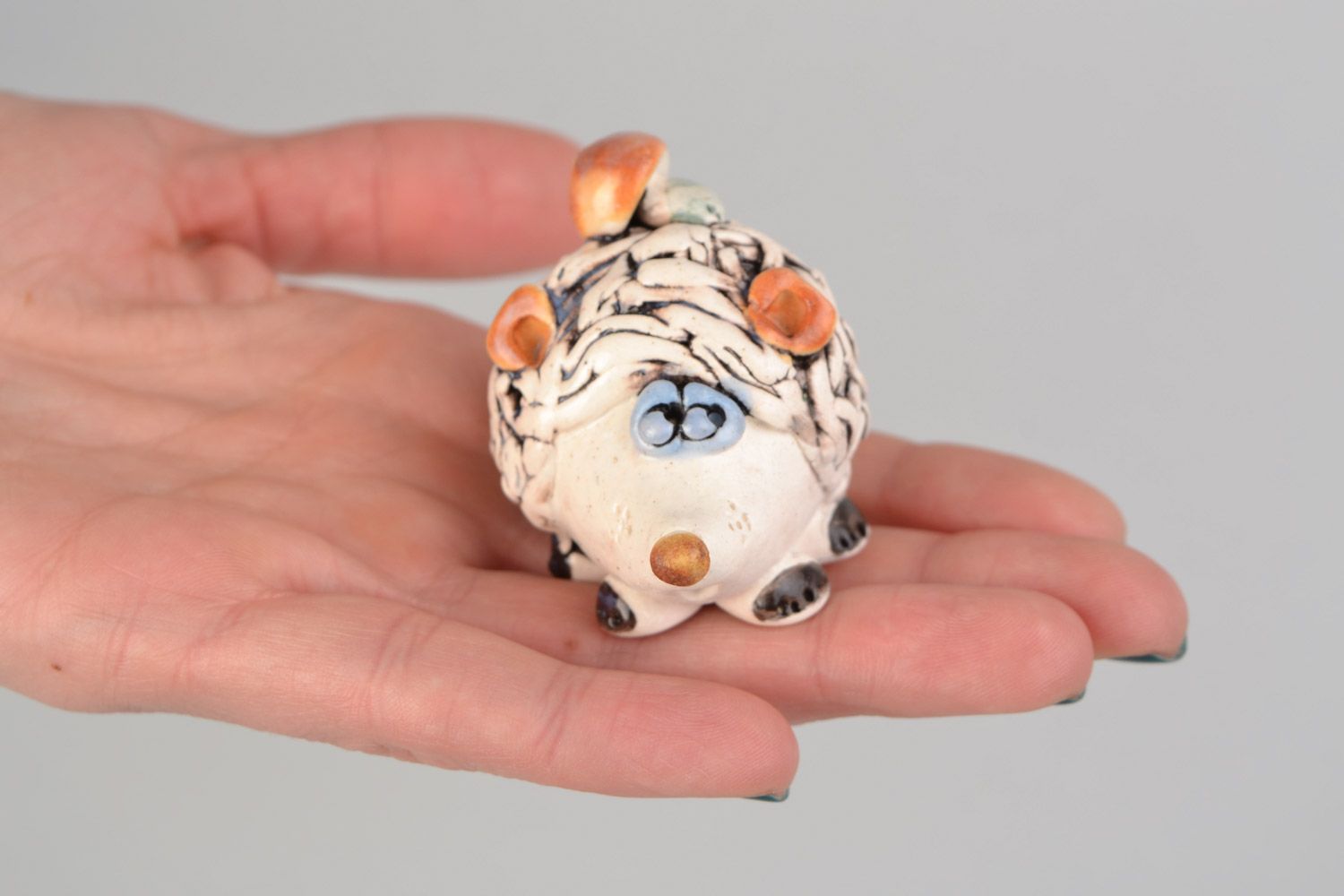 Künstler handmade Deko Figur aus Ton mit Glasur bemalt Katze mit Pilzen foto 2