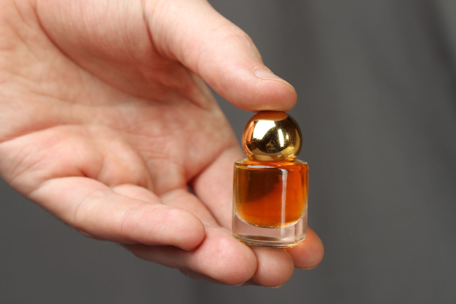 Perfume de óleo num pequeno frasco  foto 2