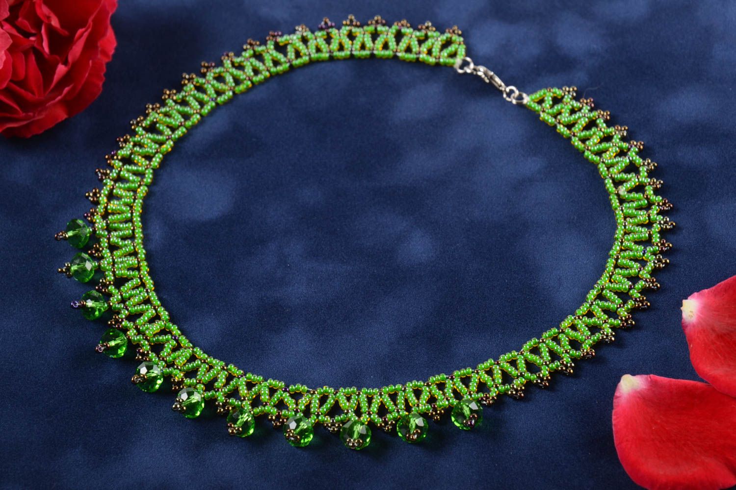 Collier vert en perles de rocaille tchèques fait main ajouré design élégant photo 1
