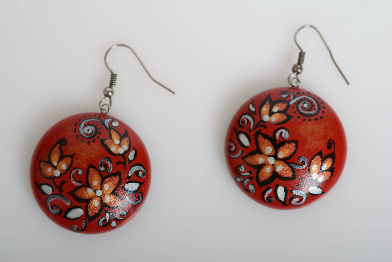 Originelle bemalte rote Ohrringe mit Anhängern aus Holz künstlerische Handarbeit foto 1