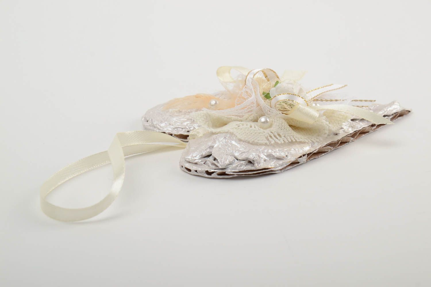 Handmade dekorativer Interieur Anhänger Herz aus Pappe mit Verzierung in Weiß foto 3
