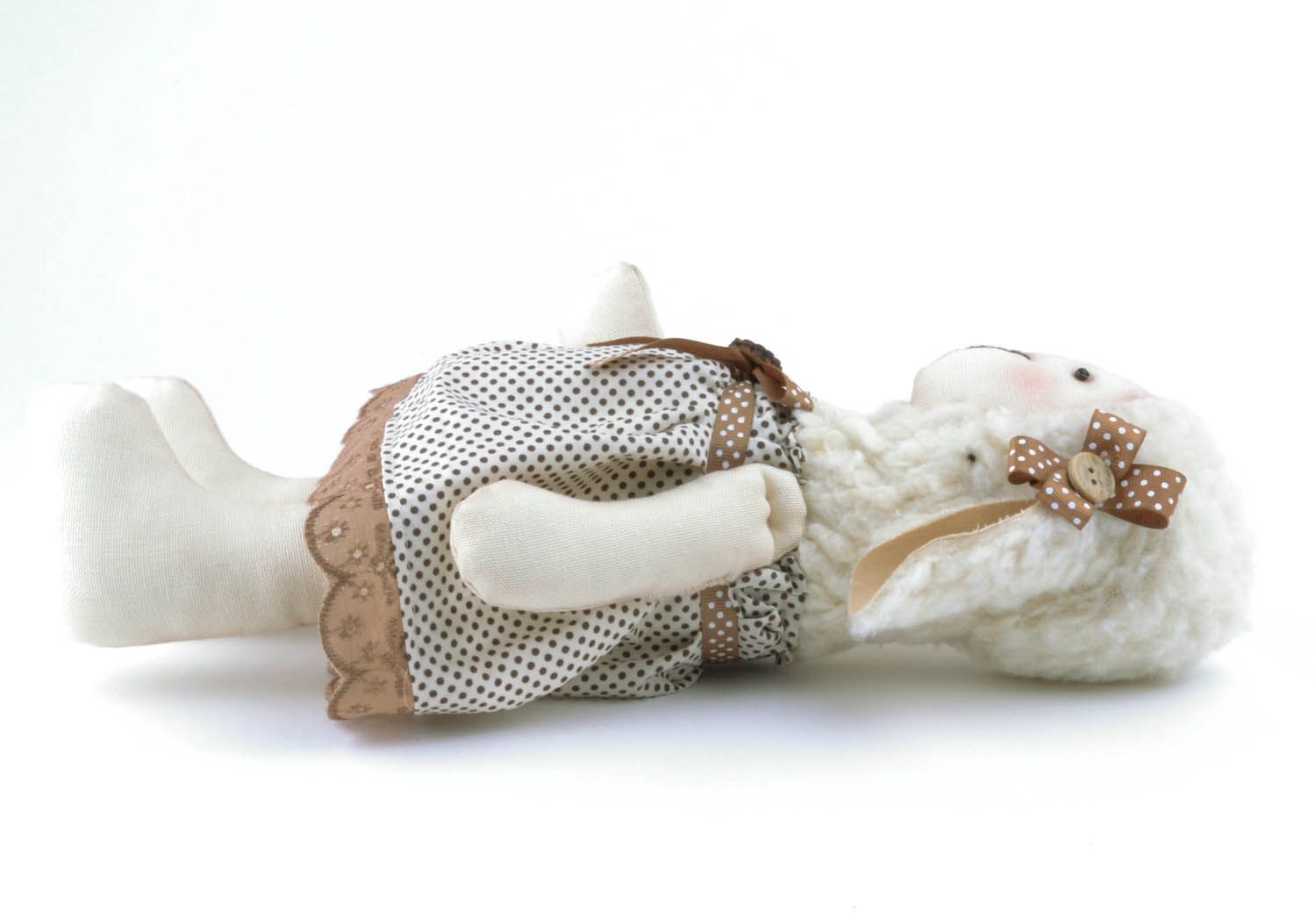 Brinquedo macio artesanal ovelha em um vestido foto 4