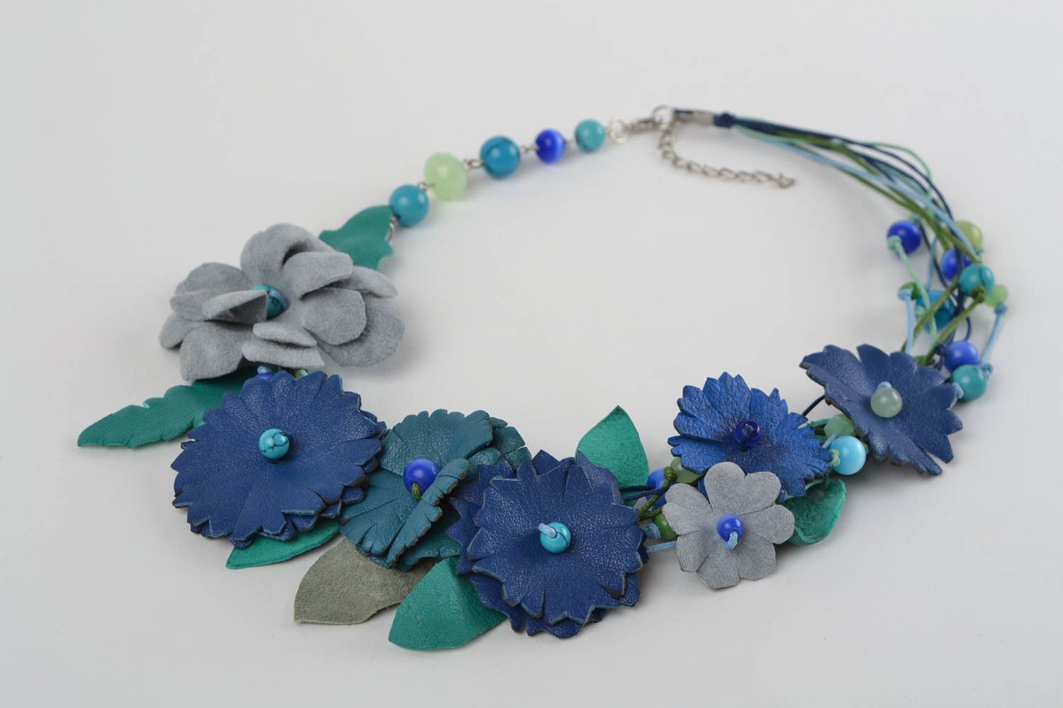 Ожерелье из кожи и замши ручной работы в виде синих и голубых цветочков фото 2