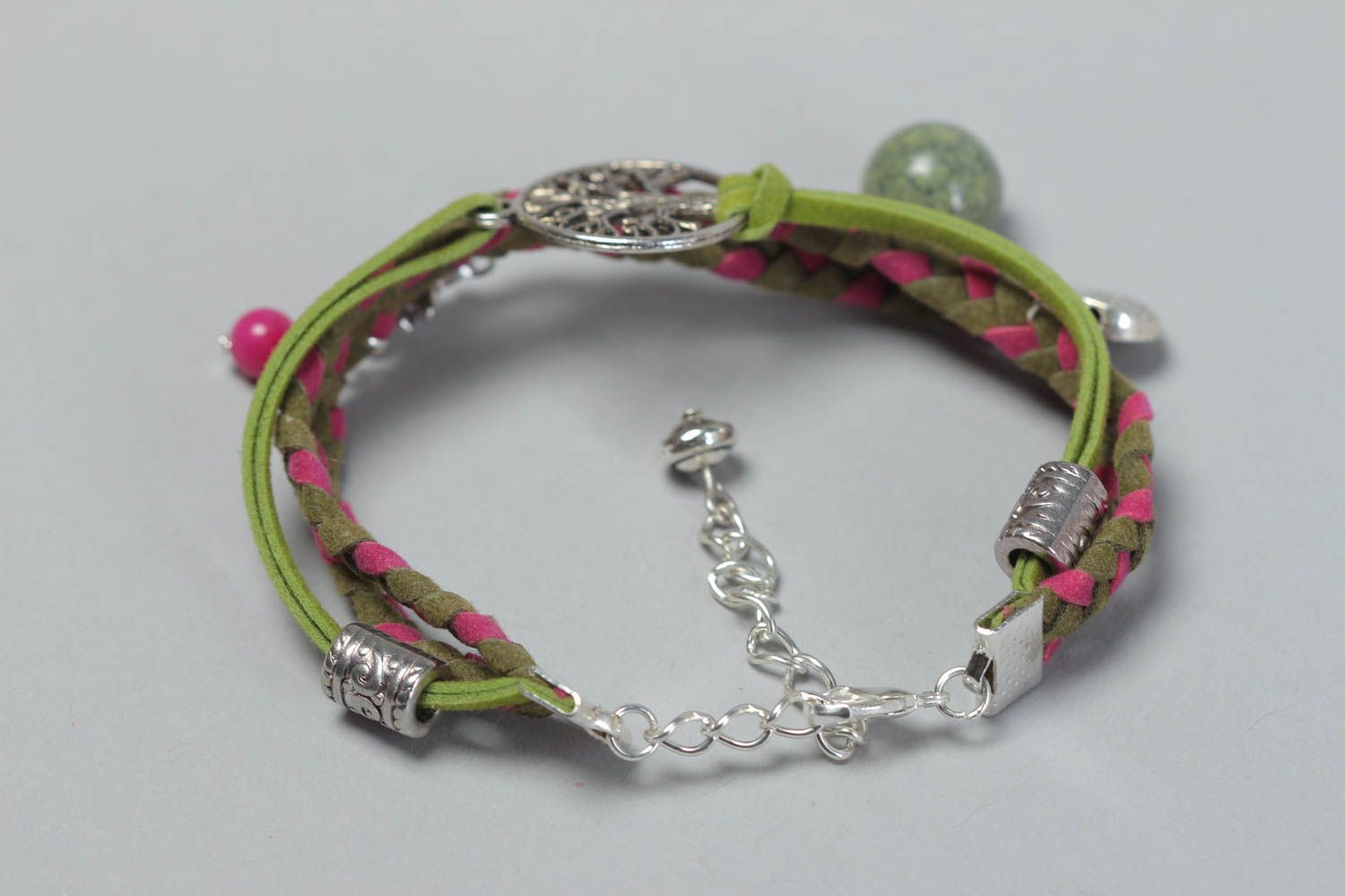 Bracelet en cuir tressé fin vert-rose avec breloques métalliques fait main photo 4