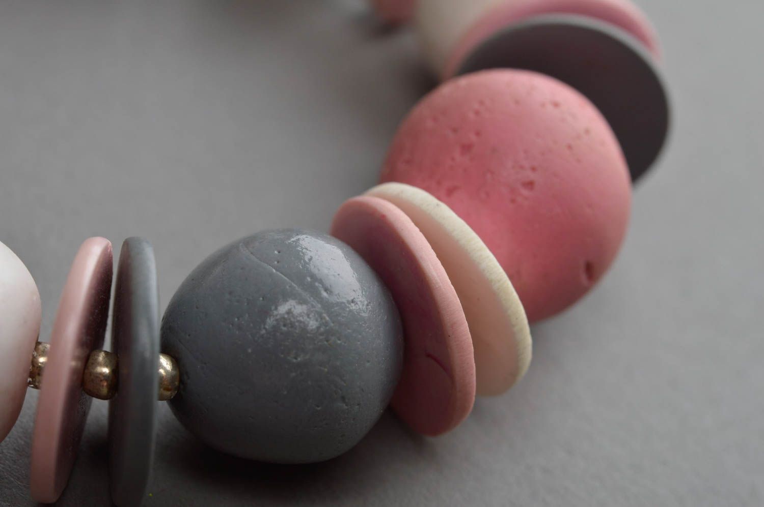 Fashion pink, grey, white beads bracelet on elastic cord photo 5