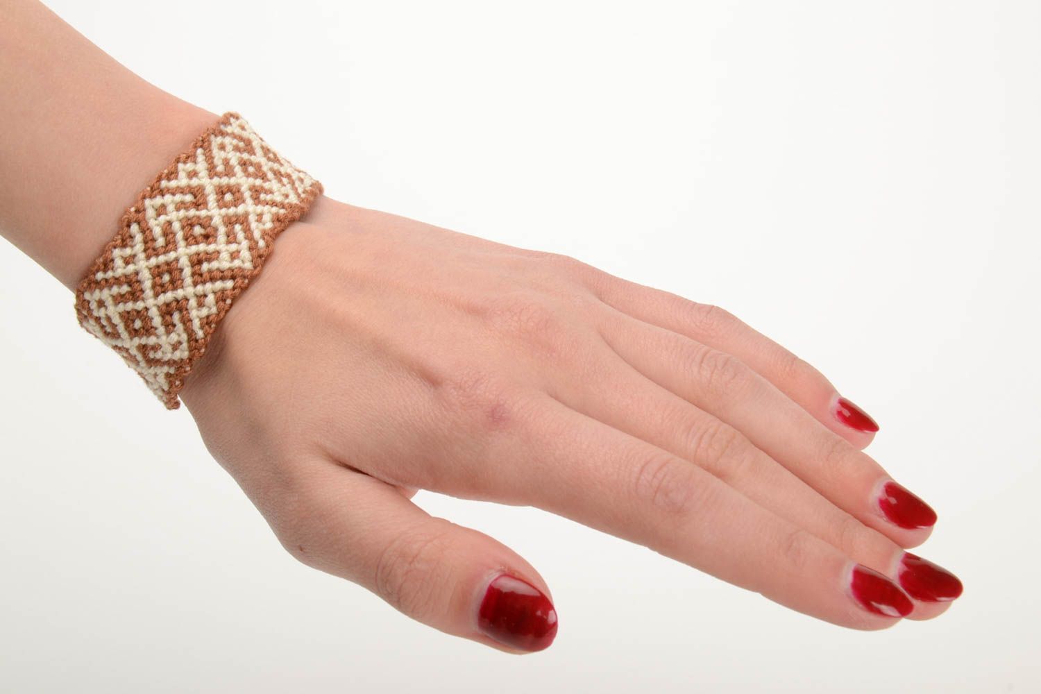 Künstlerisches braunes geflochtenes Armband aus Fäden Mulinee breit weiblich foto 5