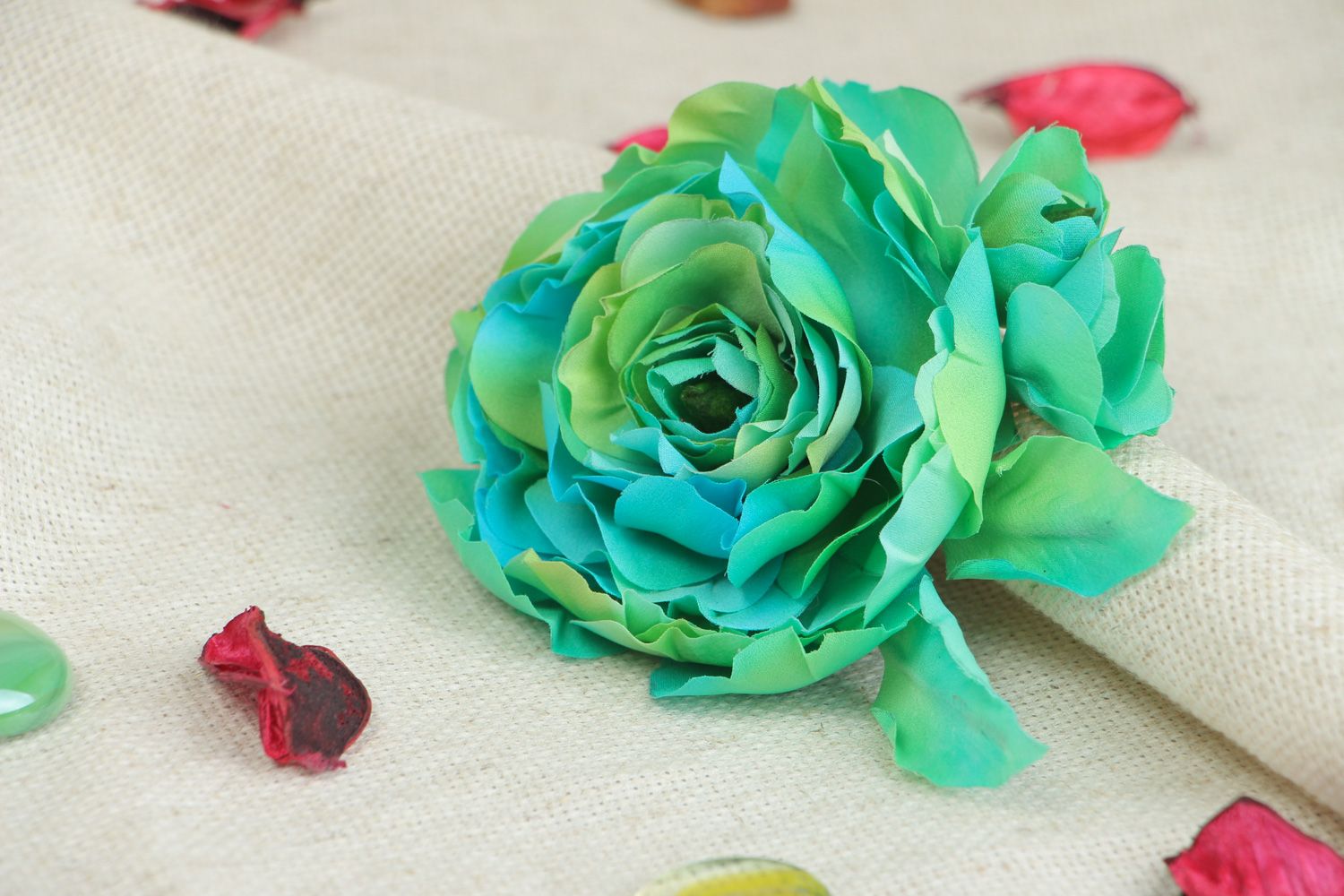 Брошь из шелка роза объемная в романтическом стиле голубая фото 5