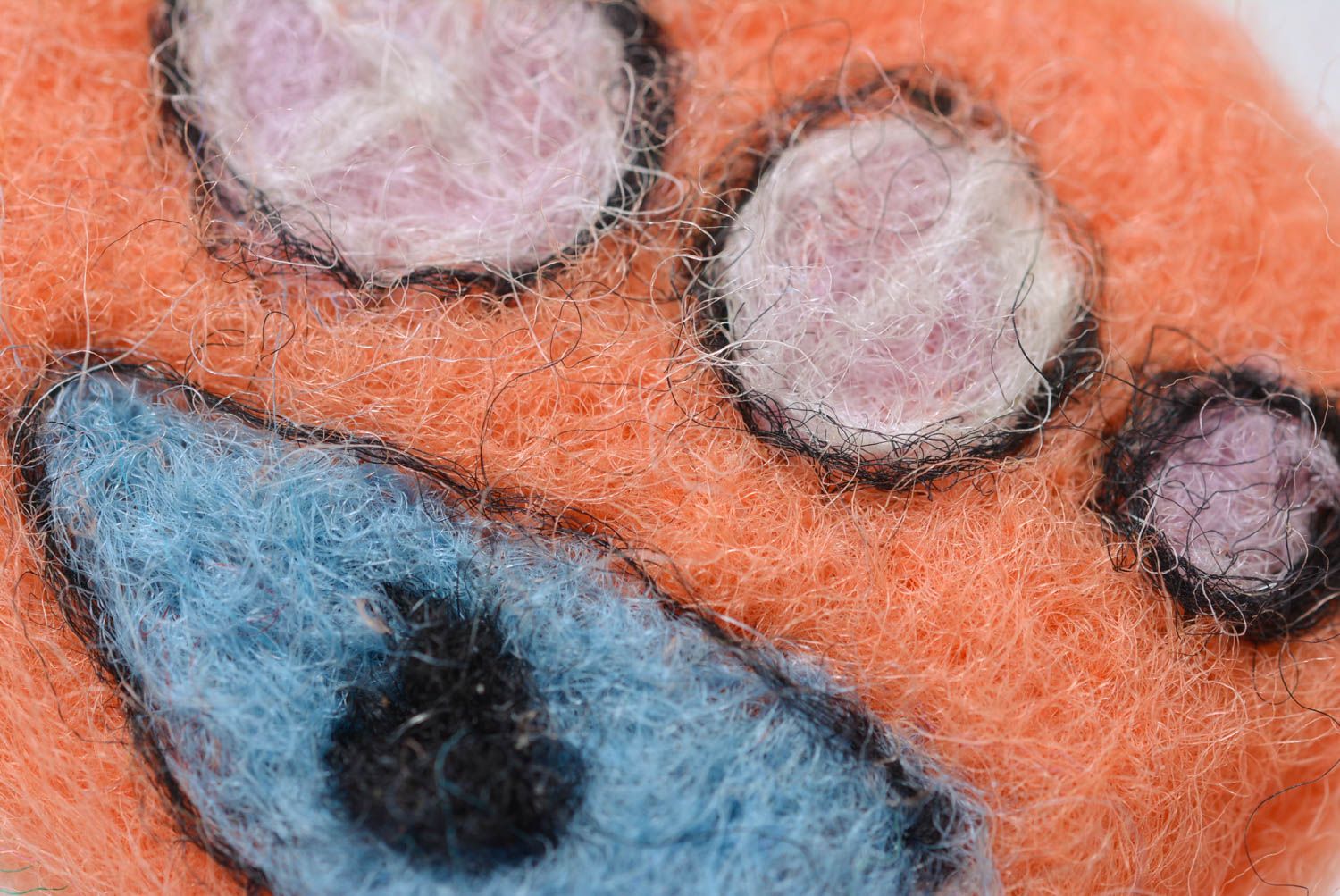 Broche en laine feutrée faite main maisonnette rose-bleu originale design photo 4