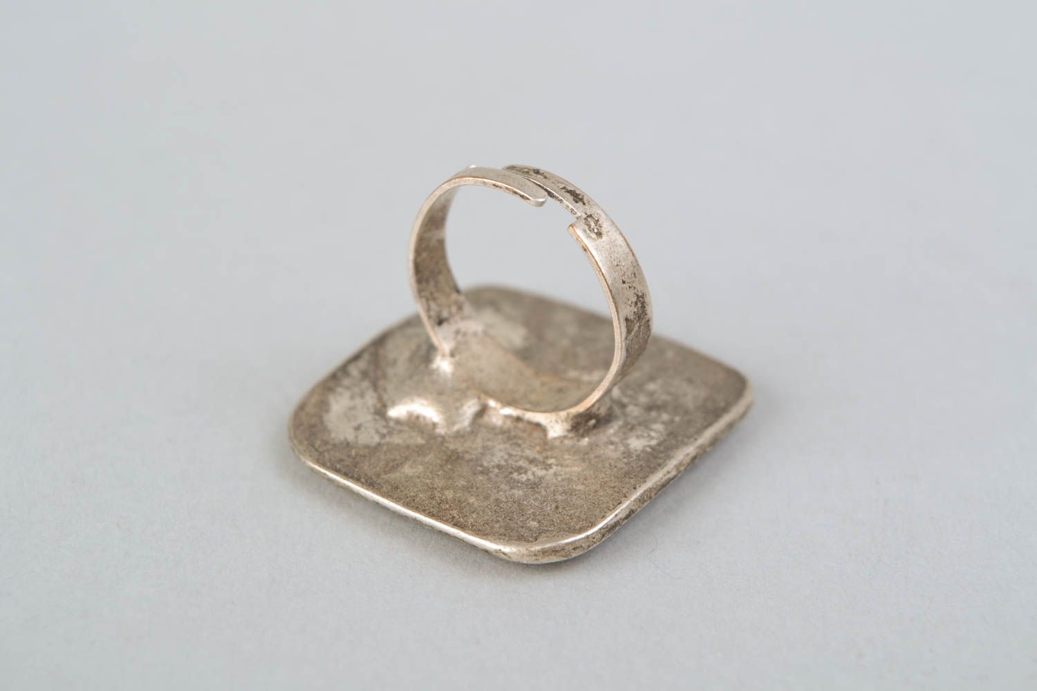 Quadratischer Ethno Ring aus Metall foto 4