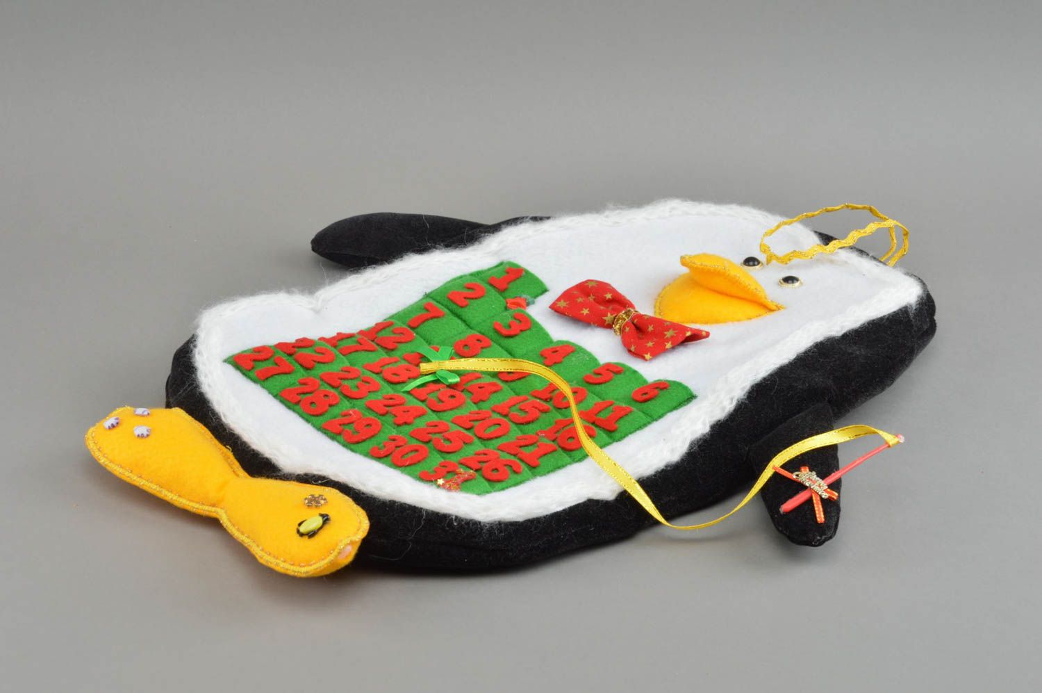 Календарь в виде игрушки пингвина из флисовой ткани подвеска на стену хэнд мэйд фото 2