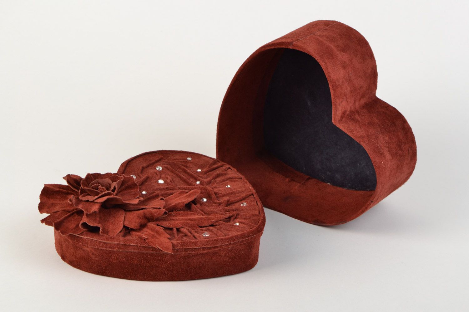 Handmade heart shaped designer jewelry box fitted with suede of brown color photo 4