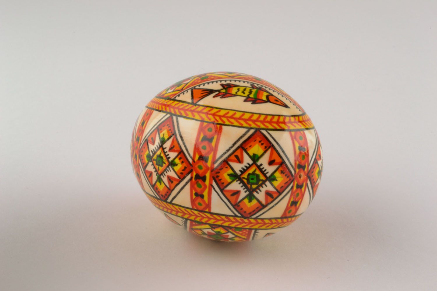 Bemaltes Ei aus Holz mit Ornament foto 3
