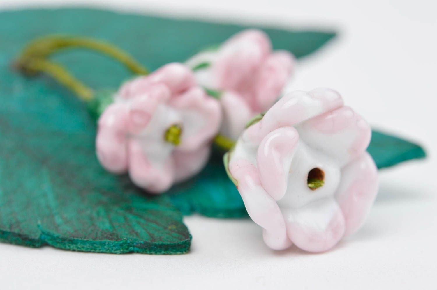 Handmade Blumen Brosche Designer Accessoire Schmuck aus Glas weiße Blüten foto 5