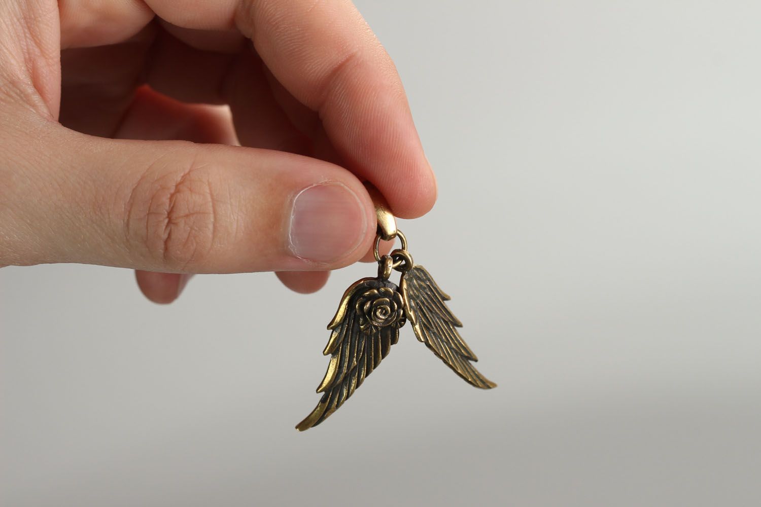 Pendentif ailes en bronze fait main photo 4
